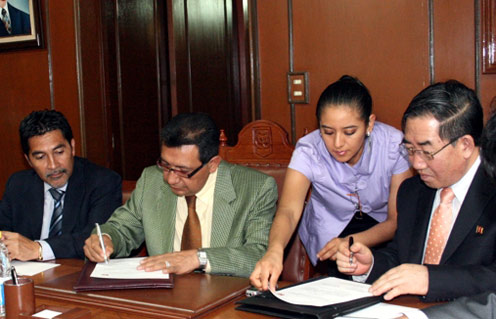 Firman carta de intención la UAT y embajada de la República de Corea del Norte