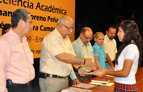 Reciben 345 estudiantes de la Universidad de Colima Becas de Excelencia