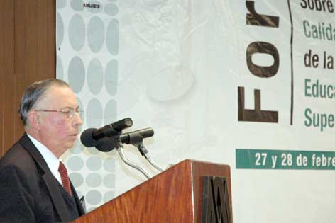 Inútil la evaluación si no impacta en el aprendizaje, destacó Carlos Tunnerman en la UAM