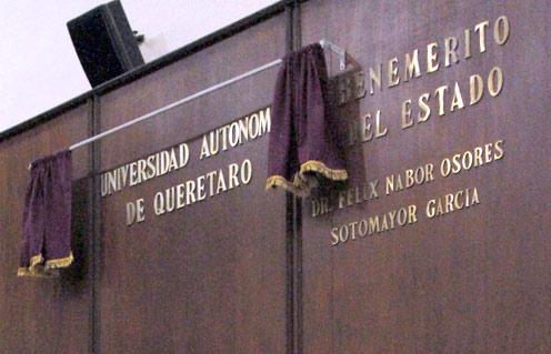 Inscriben a la Universidad Autónoma de Querétaro en letras doradas en el congreso de Querétaro