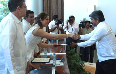 Entrega la Universidad Autónoma de Campeche Reconocimientos al Merito Universitario.