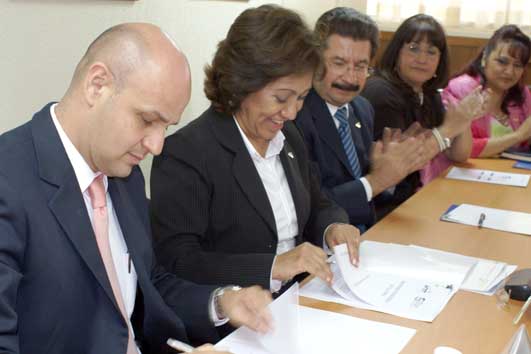 Firma de convenio de colaboración entre la Universidad Tecnológica de Tula–Tepeji y el Instituto de Especialización para Ejecutivos