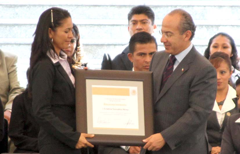 Felipe Calderón entregó reconocimientos a la primera generación de ingenieros de las Universidades Tecnológicas