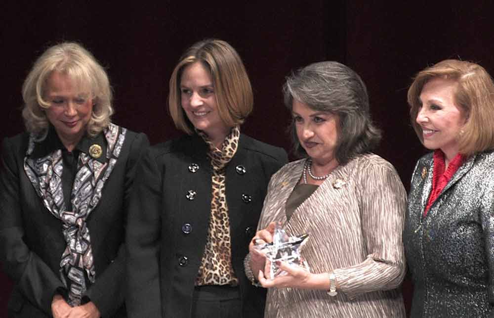 Distinguen a la Directora General del Instituto Politécnico Nacional como la Mujer del Año 2011
