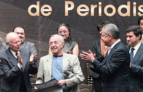 Entregan el Premio Nacional de Periodismo 2010