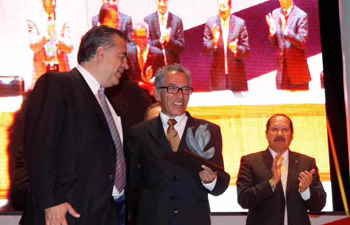 Recibe rector de la Universidad Michoacana San Nicolás de Hidalgo medalla al mérito académico