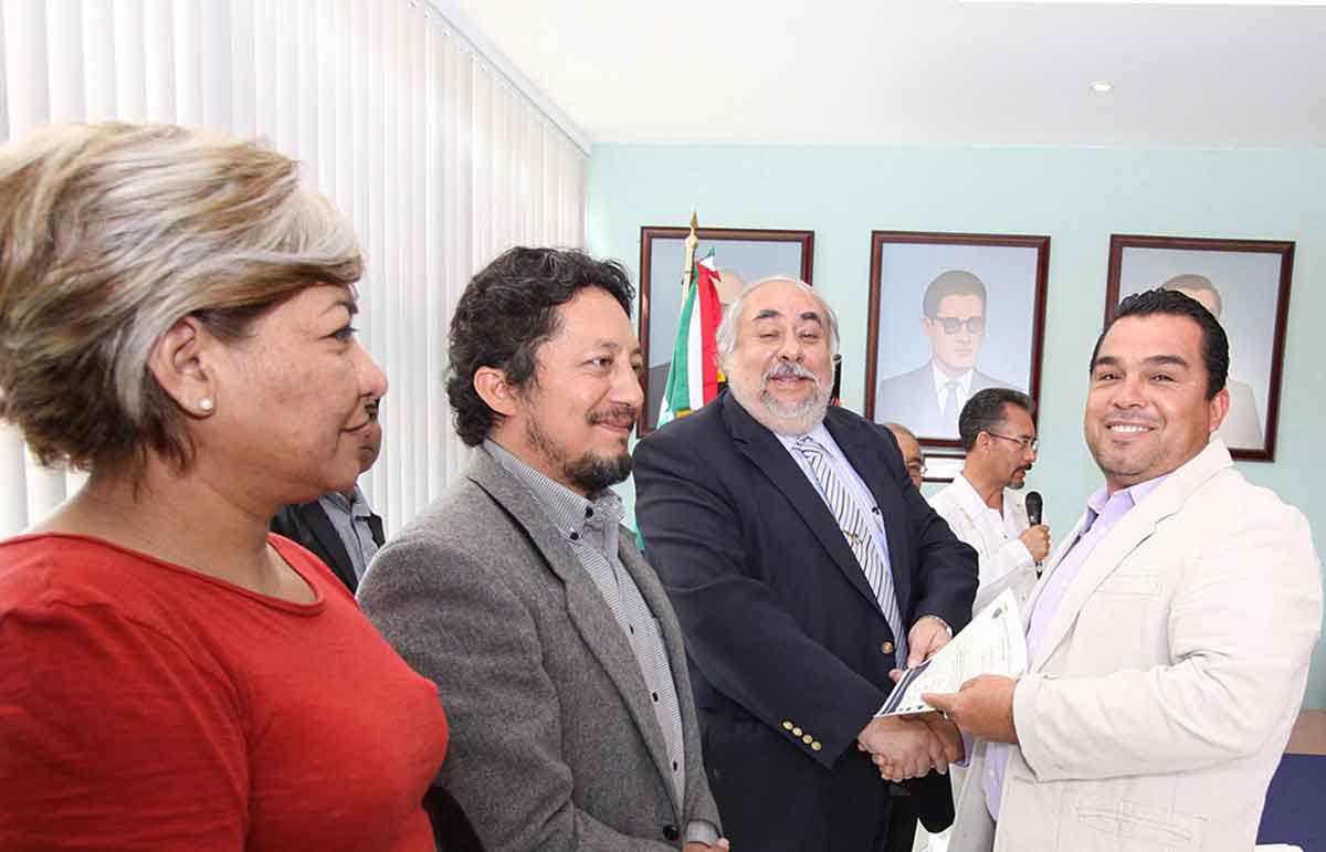 La Universidad Benito Juárez de Oaxaca entrega constancias de actualización a profesores de Derecho