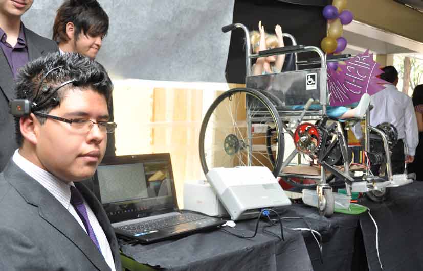 Adaptan alumnos del Instituto Politécnico Nacional sistema para controlar silla de ruedas mediante ondas cerebrales 