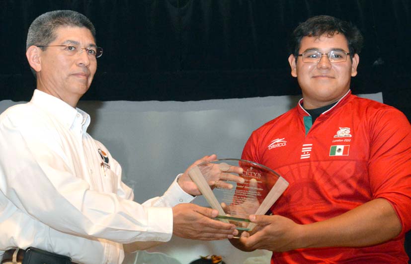 Recibe Luis Antonio “El Abuelo” Álvarez calurosa bienvenida de su Alma Mater el Cetys Universidad
