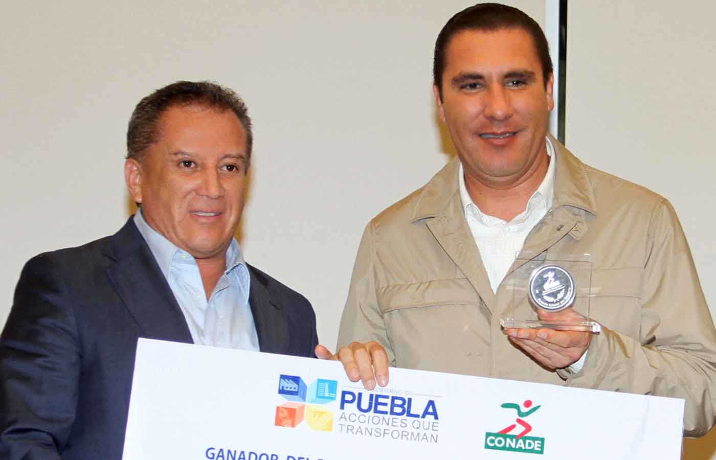 El rector de la BUAP recibió el Premio Estatal del Deporte 2012