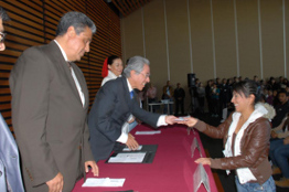 Beca la UMSNH un tercio de su población estudiantil