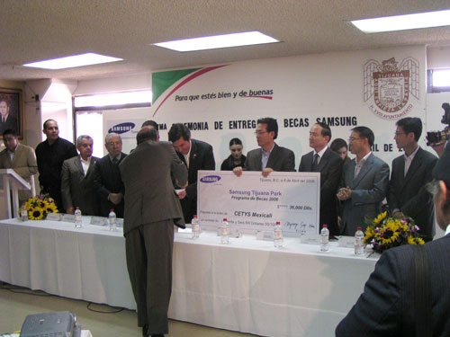 Entregan Becas Samsung a Estudiantes de CETYS Universidad