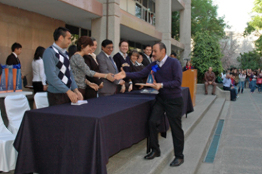 Entrega de reconocimientos a académicos y estudiantes por su desempeño de excelencia.