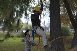 En INIRENA, curso de técnicas de aproximación en ambientes de difícil acceso: dosel y pared vertical.