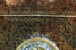 Develan en letras doradas: “Benemérita Universidad de Guadalajara”