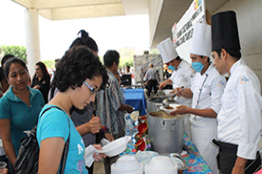 Exponen estudiantes de Unicach platillos zoques