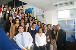 Presentan alumnos de Odontología exposición de carteles sobre casos clínicos bucales 