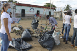 Alumnado de UNICACH coordina limpieza de playas en Paredón