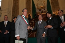 Recibe René Avilés medalla al mérito en artes 2013