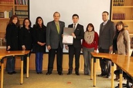 Entregan reconocimiento internacional a estudiante por compromiso cívico y social