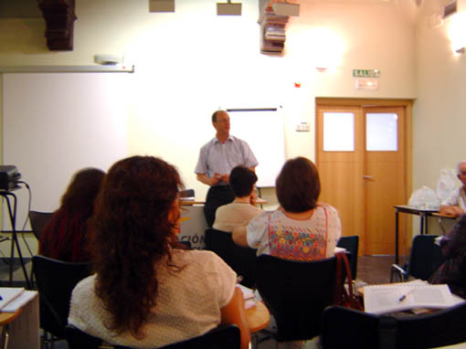 Estudiantes del doctorado en educación  y valores de CETYS universidad toman clase en España