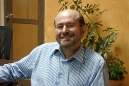 Recibe científico brasileño Medalla de la División de Partículas y Campos, en México