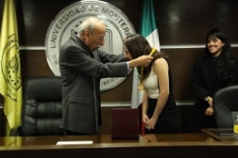 Premian su desempeño académico como estudiante de Derecho