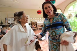 Donan estudiantes universitarios más de 600 abrigos para adultos mayores