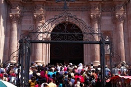 Estudio sociológico analiza la relación de algunas religiones con la pobreza y la desigualdad social