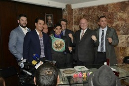 Atestigua el Rector entrega de título de campeón del CMB al universitario Pedro Guevara