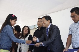 Incrementa el número de becas para la UABJO