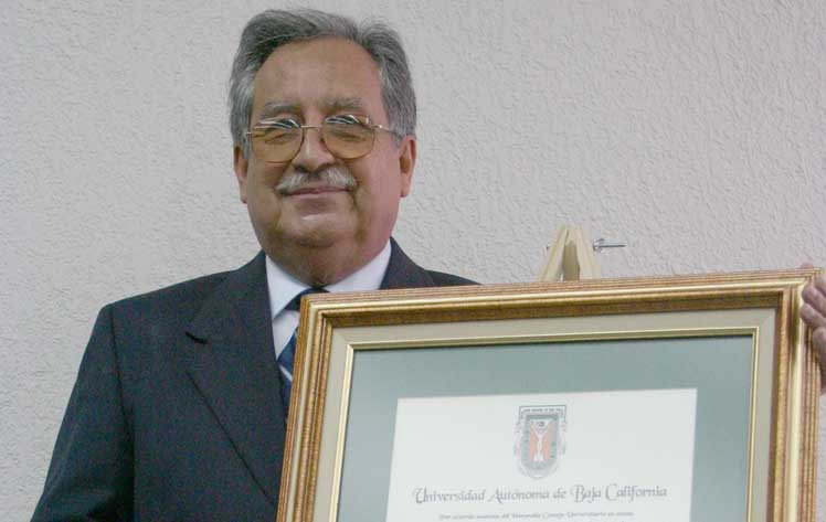 Entregaron Doctorado Honoris Causa a Leonel S. Cota Araiza