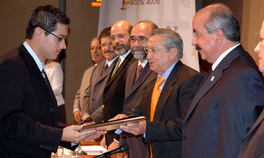 Entregó el titular de la STYPS los Premios Nacionales a la Investigación Laboral 2006