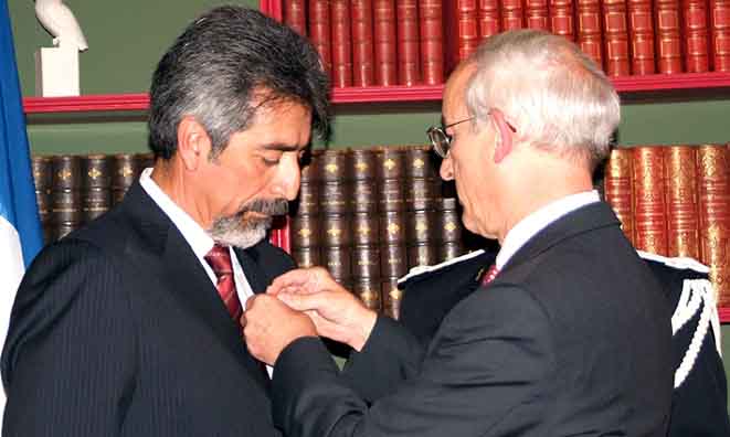 Condecora Gobierno Francés a Enrique Villa con la Orden de la Legión de Honor