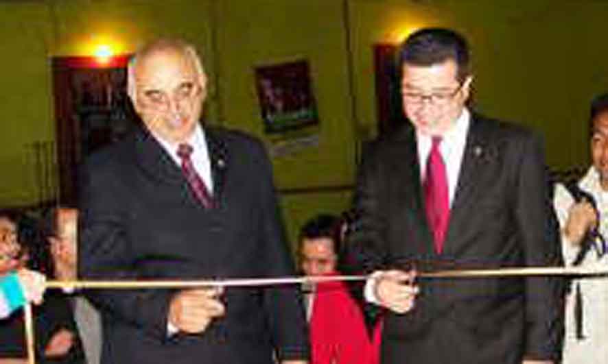 Rector de la Universidad de Guanajuato inauguró la exposición colectiva Entre Muros/Between Walls