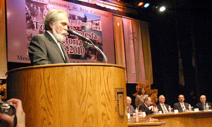 Rindió protesta el nuevo rector de la Universidad Autónoma de Baja California