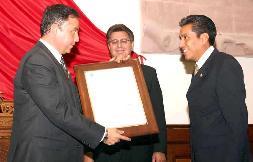 Inscriben con letras de oro el nombre de la Universidad Autónoma de Coahuila en el Congreso del Estado