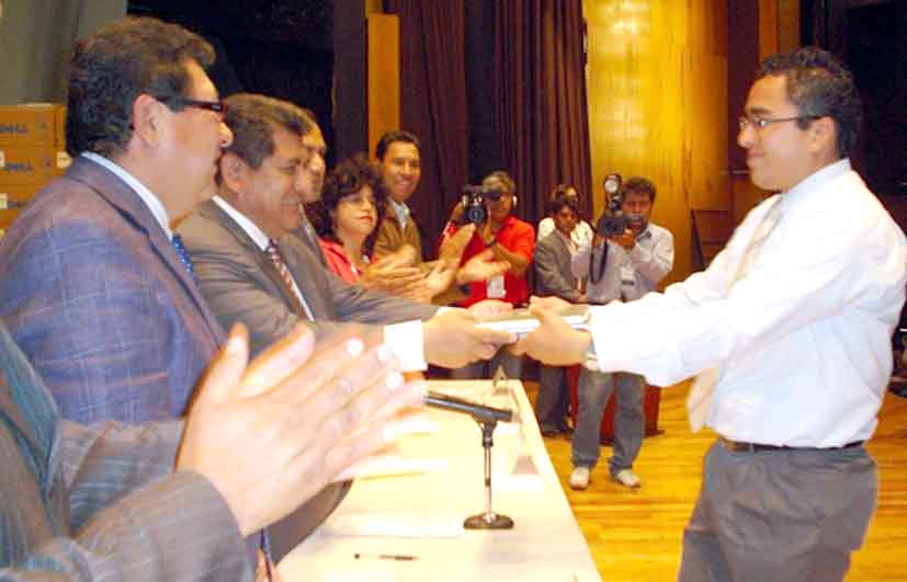 Entregan mil computadoras portátiles a estudiantes de la Universidad Autónoma de Tlaxcala