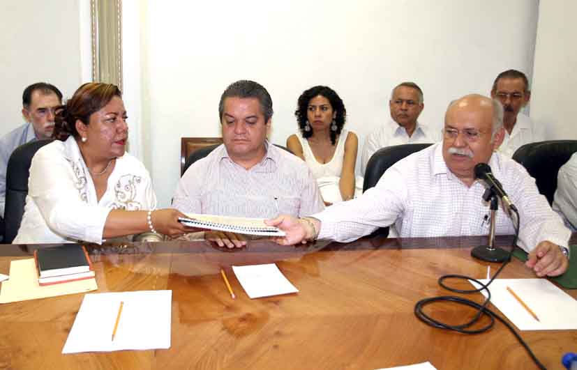 El Rector de la Universidad de Colima, Miguel Ángel Aguayo López, entregó estados financieros al Congreso Local