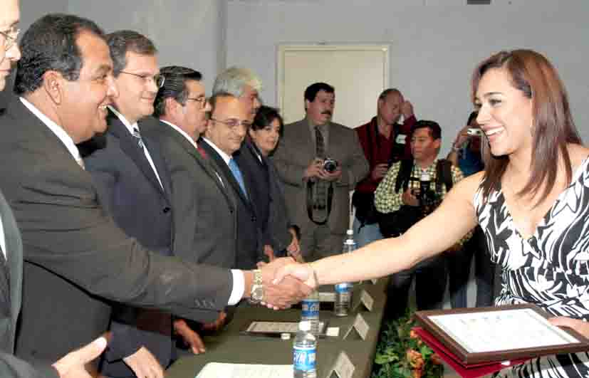 Entregó el rector de la Universidad Autónoma de Coahuila el Premio de Vinculación 2007