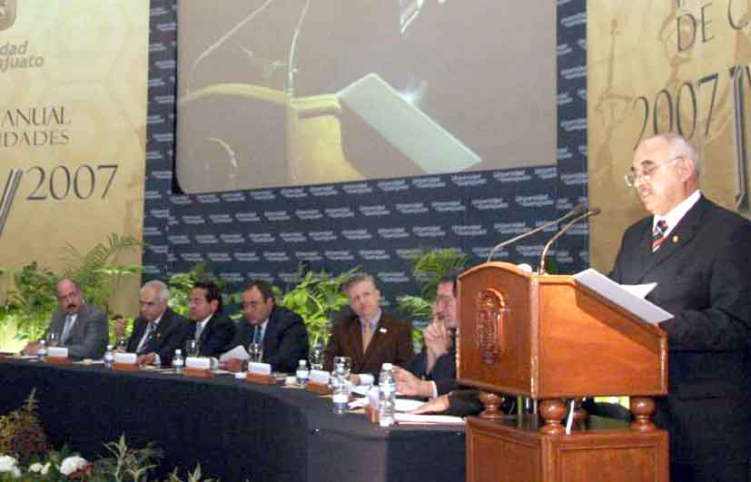 Reporta el rector de la Universidad de Guanajuato un sólido avance de la institución al rendir su cuarto informe de gestión