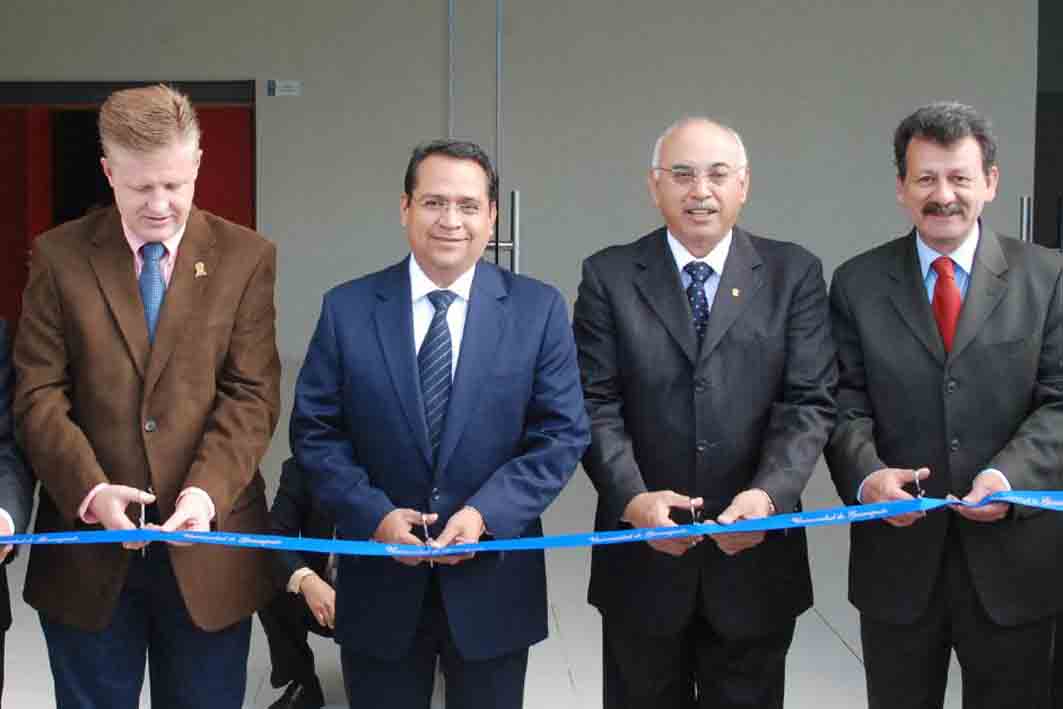 El Rector General de la Universidad de Guanajuato y el Gobernador del estado inauguraron el Auditorio de la UCEA.