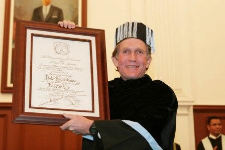 Recibió Peter Agre, Nobel de Química 2003, Doctorado Honoris Causa de la UAEM