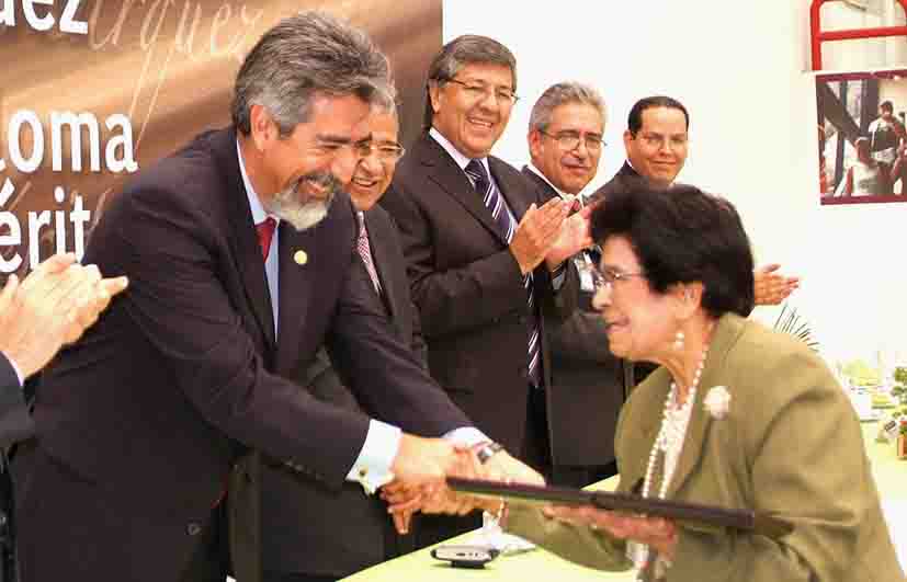 Condecoró Enrique Villa Rivera a profesores politécnicos