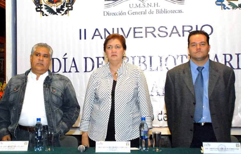 La rectora Silvia Figueroa Zamudio encabezó la ceremonia del Día del Bibliotecario Nicolaita