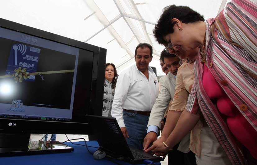 Inaugura rector de la Universidad Autónoma de Coahuila, red inalámbrica en la Unidad Campo Redondo.