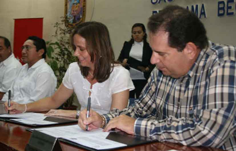 La Universidad Autónoma de Campeche y Grupo Santander benefician a estudiantes con la firma del Convenio “Bécalos”