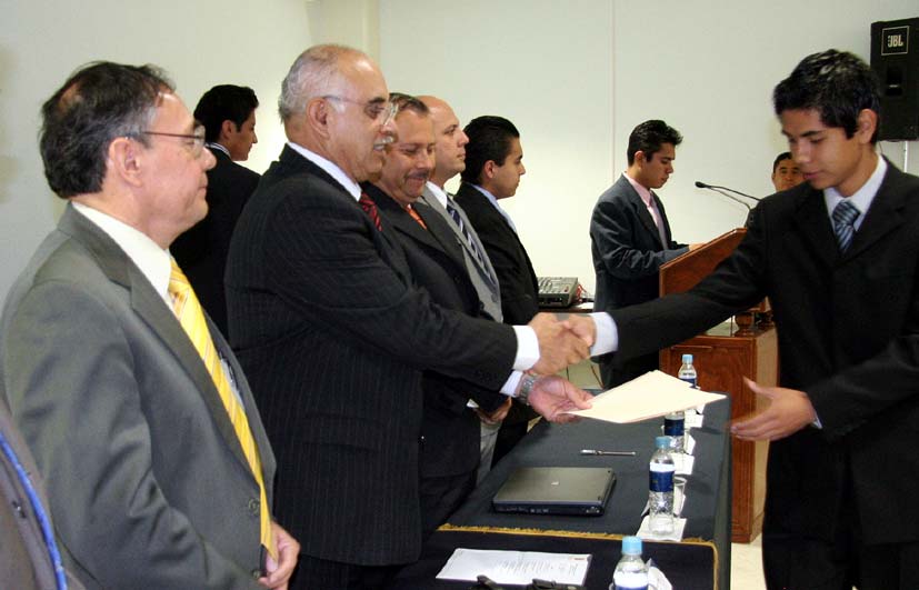 El rector general Arturo Lara entregó becas Clarke de ASME Internacional