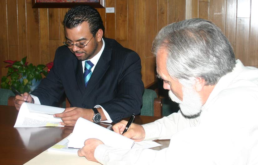 Signan convenio de colaboración la UABC y el Indautor.