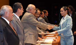 Entregó el Rector de la Universidad de Colima 296 títulos y cédulas profesionales a egresados